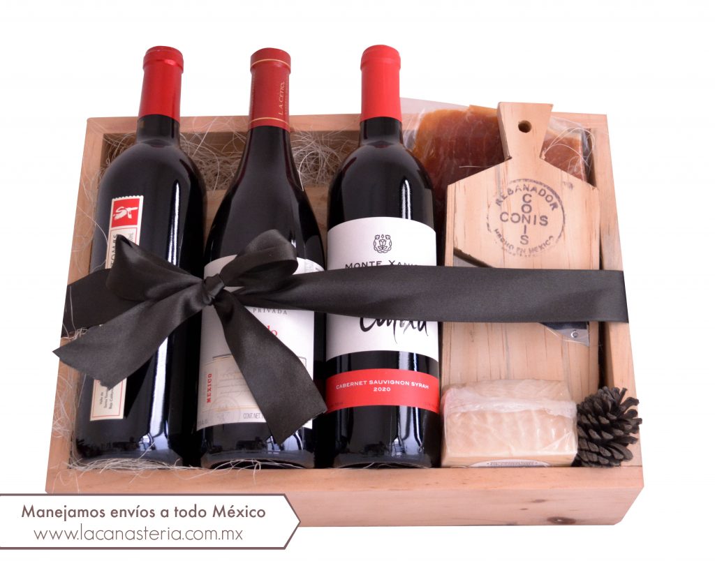 Elegantes canastas y cajas de regalo navideñas para empresas con vinos mexicanos la canastería