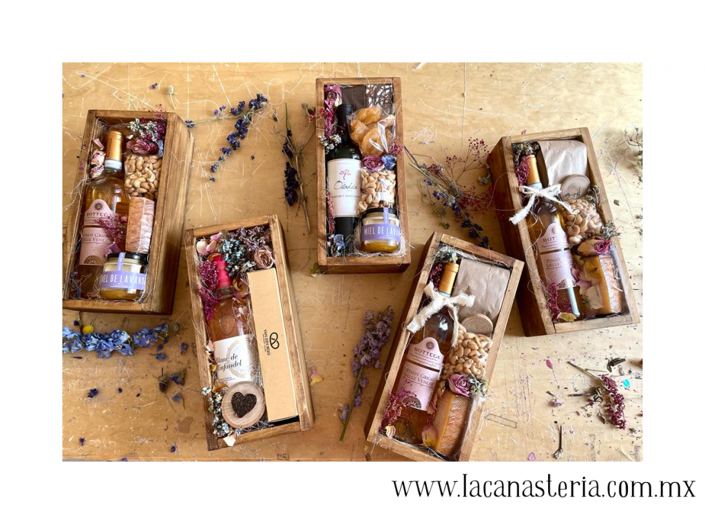 Cajas de regalo con diseño boutique arreglos de vino para mujer y productos gourmet la canasteria