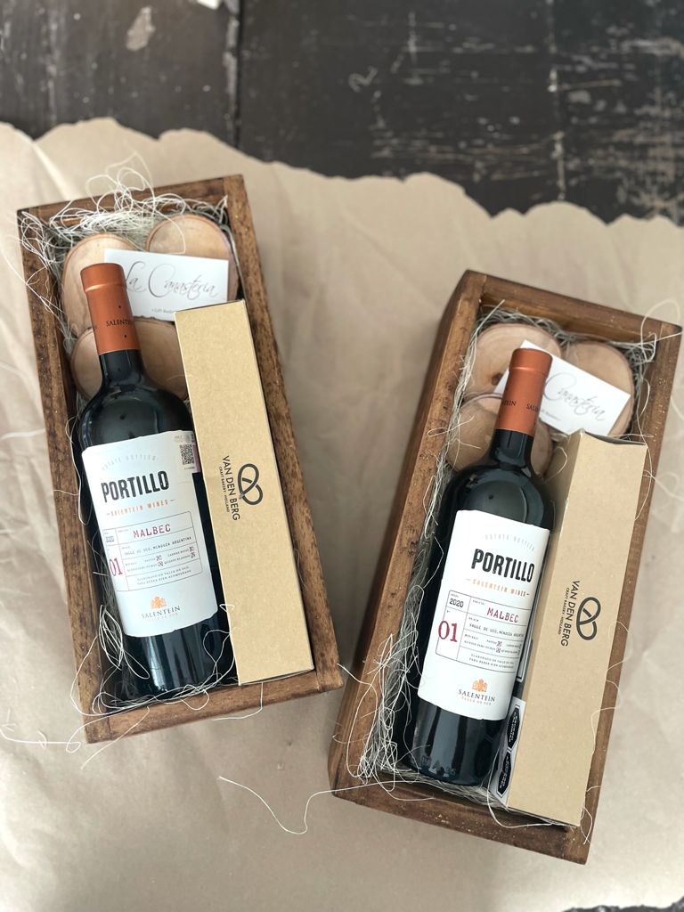 Cajas de regalo con arreglo de vino, productos gourmet y fino diseño boutique perfecto para hombre con envío a domicilio en todo México. 