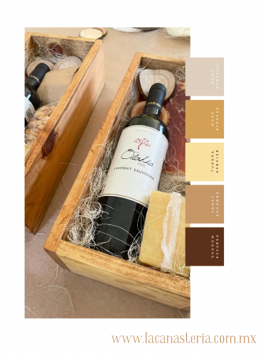 Cajas de regalo con vino queso y jamón serrano perfectos para regalos navideños en empresas con envío a todo México La Canastería 2022