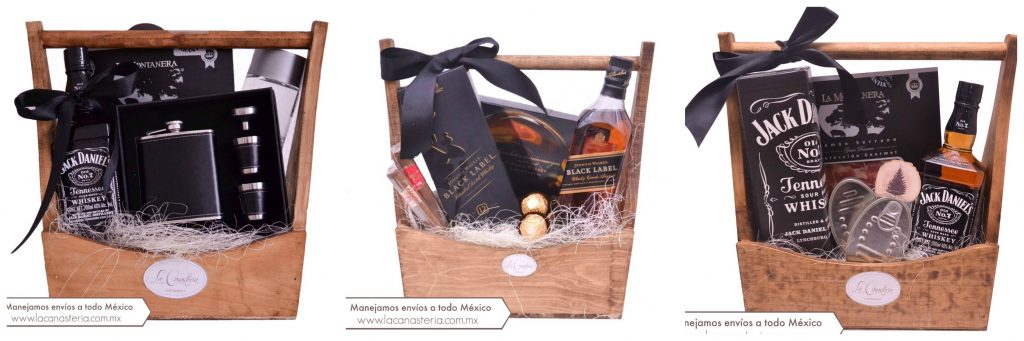 Finos arcones navideños con productos gourmet y botellas de Whiskey ideales para regalos de fin de año en empresas.