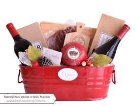 Elegantes canastas y arcones navideños con exquisita selección de productos gourmet y finos tintos mexicanos