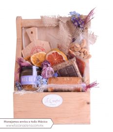Bellísima canasta de regalo para mujer con productos gourmet y diseño shabby chic