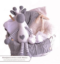Preciosa canasta de regalo para Bebé con diseño boutique y toques vintage en colores neutrales para niño o niña! 