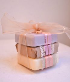 Hermoso y generoso recuerdo para baby shower con tres jabones orgánicos con decoración shabby chic y toques vintage