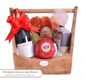 La Canasta de Tinto Mexicano & Tapas Ibéricas