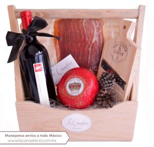 Elegantes arcones navideños con diseño boutique y vino tinto mexicano con productos gourmet y envíos a todo México