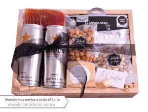 Caja de regalo navideña con selección gourmet de productos y cerveza artesanal ideal para regalos en empresas
 