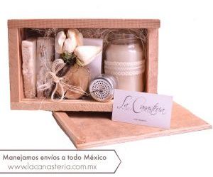 Bellísima caja de regalo con kit de spa y té con diseño para mujer.
