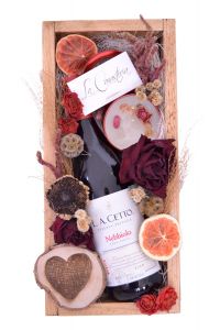 Enamórate de nuestras cajas de regalo con vino y flores perfectas para el 14 de Febrero con envío a todo México