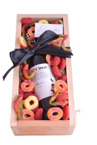 Arreglos de vino originales para hombre con tinto y degustación de gomitas