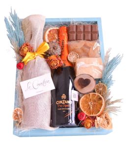 Elegante caja de regalo con detalles cálidos florales y exquisitos productos gourmet