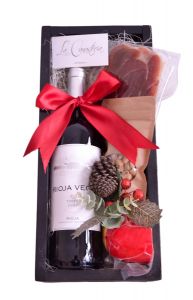 Cajas de Regalo Navideñas con Vino y Queso así como Jamón Serrano, Nuez de la India y fina presentación