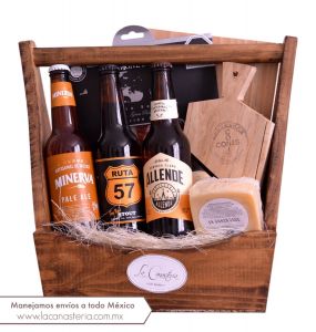 Elegante Canasta de regalo navideño con fina selección de cervezas artesanales. El regalo ideal para esta Navidad