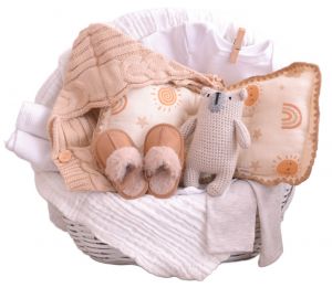 Simpática canasta para niño con peluche tejido de osito