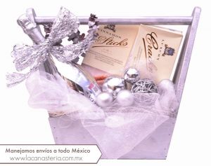 Bellísimas canastas con vino espumoso y elegante decoración navideña perfectas para arcones premium en empresas