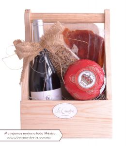 Canasta con arreglo de tinto y queso
