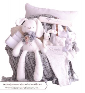 Bellísima y elegante canasta de lujo para Bebé con temática de conejo y dulces toques vintage