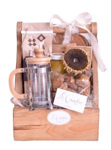 Cálida canasta de regalo con prensa francesa, café orgánico y brunch