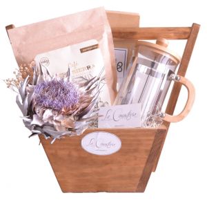 Canastas navideñas sin alcohol: elegante kit para amantes de café con arreglo floral boutique