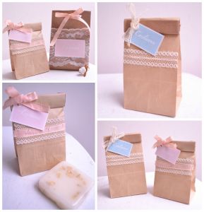 Preciosa bolsita de regalo perfecta para recuerdos de baby shower con diseño shabby chic y jabón artesanal
