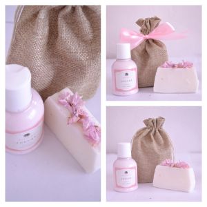 Bellísima bolsita de regalo con jabón artesanal, luffa de ixtle y acento decorativo de cítrico o flores secas 