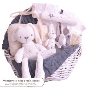 Canastas Elegantes para Bebé con ropita, accesorios y peluches finos en colores neutrales con envíos a todo México
