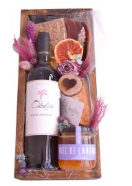 Arreglos de flores & vino con fino diseño boutique y cálidos toques de arte para un regalo lleno de belleza sútil.
