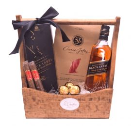 Elegante canasta de regalo con etiqueta negra y sobre de Jabugo Cinco Jotas