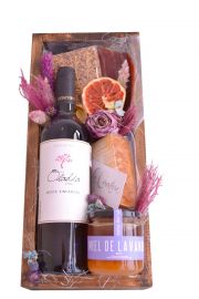 Bellísima caja de regalo con arreglo de vino y miel de Lavanda con complementos gourmet para gustos salados