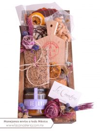 Cálida caja de regalo con degustación exquisita de productos gourmet para gustos dulces y salados