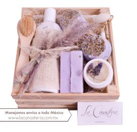Bellísima caja de regalo con cálido y completo kit de spa con toques shabby chic