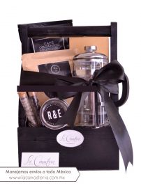 Bellísima y fina canasta de regalo con elegante kit para amantes de café