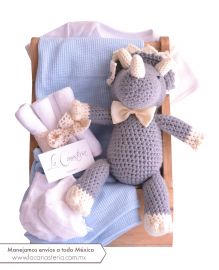 Divina canasta de regalo para niño con Tulio nuestro triceratops con bow tie.