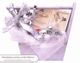 Bellísimas canastas con vino espumoso y elegante decoración navideña perfectas para arcones premium en empresas