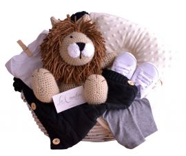 La de León tejido es una nuestras canastas de regalo más originales para nacimiento de niño con hermosa selección de ropita fina y envío a domicilio en todo México.