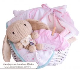 Bellísima baby basket con frazada bohemia de mandalas y preciosos tesoros para nenita recién nacida