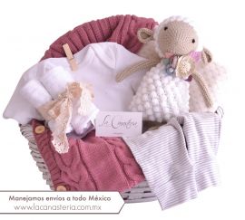 Canastas de Regalo Vintage para Bebé en La Canastería: tierno arreglo para nenita con Panqueca nuestra ovejita tejida a mano