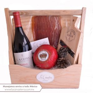 Arcones navideños finos con productos gourmet y vino tinto mexicano de L.A. Cetto
