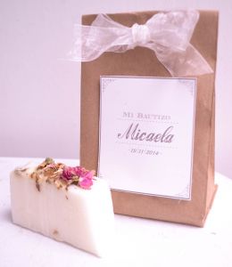 Bellísimo recuerdo para evento con jabón orgánico en bolsita kraft con flores naturales secas