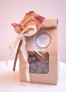 La Bolsita de Chocolates con Flor Natural