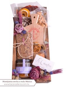 Cálida caja de regalo con degustación exquisita de productos gourmet para gustos dulces y salados
