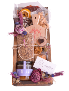 Cajas de Regalo 14 de Febrero con exquisita selección gourmet de productos mixtos y rodaja de madera con corazón grabado a láser como motivo discreto de San Valentín