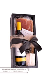 Elegantes y originales cajas de regalo con vino mexicano Monte Xanic