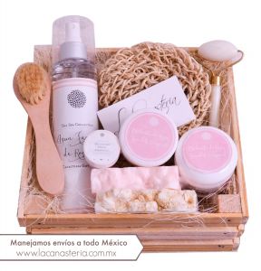 Bellísima caja de regalo con kit de spa completo y accesorios finos para cuidado facial 