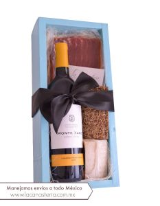 Cálida y fina caja de regalo con excelente vino mexicano, una muy buena opción para regalos de empresas