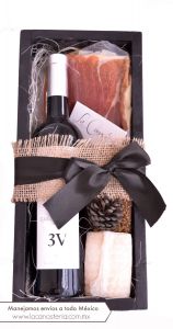 Elegante Caja de Regalo Navideña con selección de productos gourmet y vino mexicano, ideal para regalos corporativos