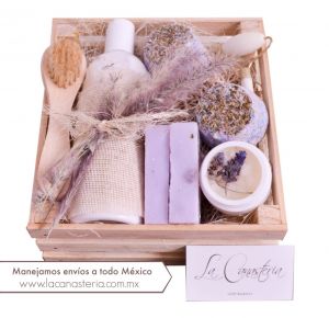 Bellísima caja de regalo con cálido y completo kit de spa con toques shabby chic