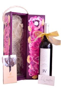 Cajas de regalo corporativas originales con vino tinto 3V de La Canastería