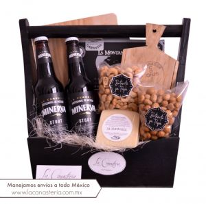 Canasta navideña con diseño boutique y fina selección de cerveza artesanal